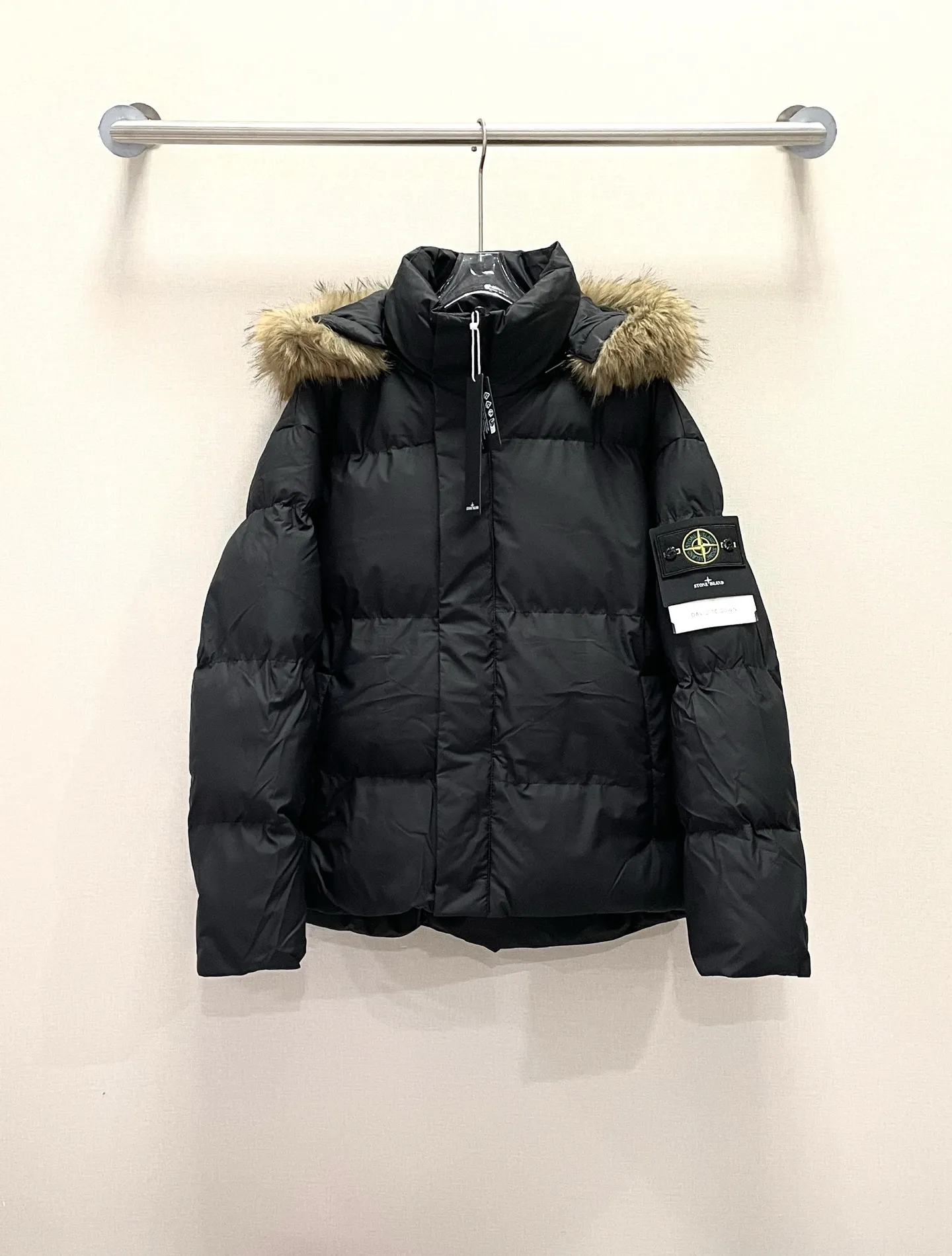 P380 Stone Island/Stone Island detachable PU fur collar simple warm cotton jacket Want to keep warm in winter and look cool? Stone Island PU cotton jacket is really not about martial ethics. The outer layer is high-grade PU leather fabric, low-key luster and not greasy, and the texture is very explosive! The wind resistance, waterproof, and warmth performance are all online 10. It is stiff and stylish to wear, and the whole person is directly boosted. The inside is thick cotton padding + detachable fur collar design. When the weather is cold, wear a hat + fur collar, and the warmth will be directly boosted; When it's not cold, remove the hat and switch to simple high-street style in an instant. The silhouette is a loose baker's style. The upper body is loose and not bloated. The shoulder line droops naturally, giving you a cool street look. Especially the reflective texture of the leather surface makes it look great when taking photos. No matter you wear it with a sweater, a sweater or a turtleneck, it will look stunning when worn casually! Paired with machete pants/dungarees/jeans, it can definitely hold your aura. It is perfect for going out on the street, night riding, and commuting. It is really the kind of ruthless character who "you can tell at a glance, and you don't want to take it off when you put it on."  One sentence summary: "The leather is tough, the fur collar is cool, cold-resistant and handsome enough." Color: black, white, blue, pink, dark gray